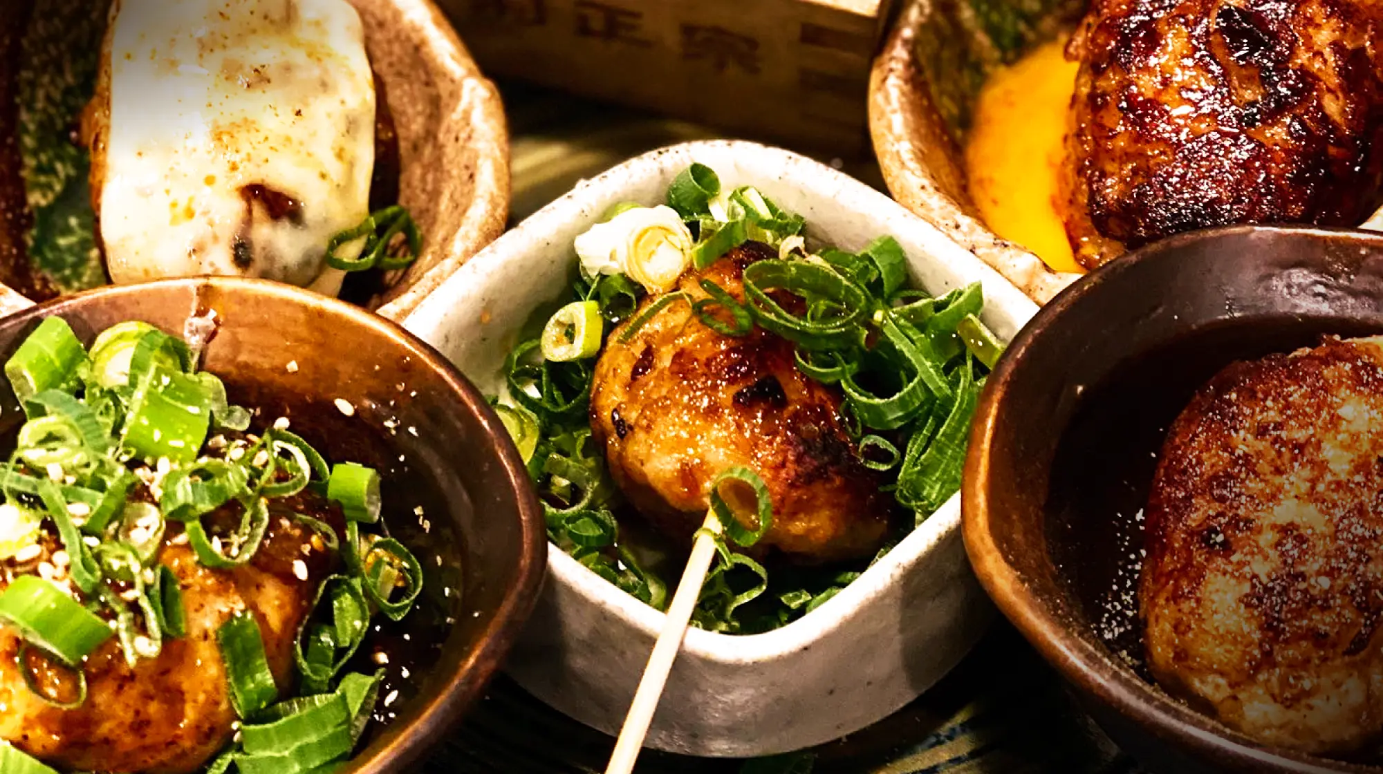 CONCEPT うまい焼き鳥に、余計な演出はいらん。古き良き接客と焼鳥の技で人と人をつなぐ癖になる食の場。