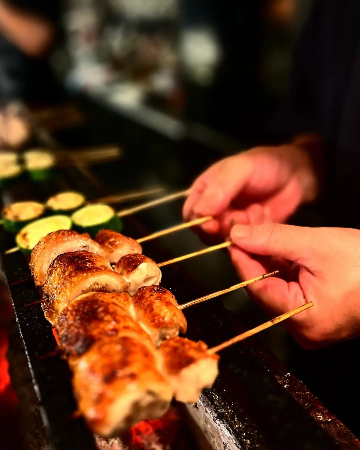 CONCEPT 本気の焼き鳥は、肩の力を抜いて味わうもんや。本格的を、気軽に。