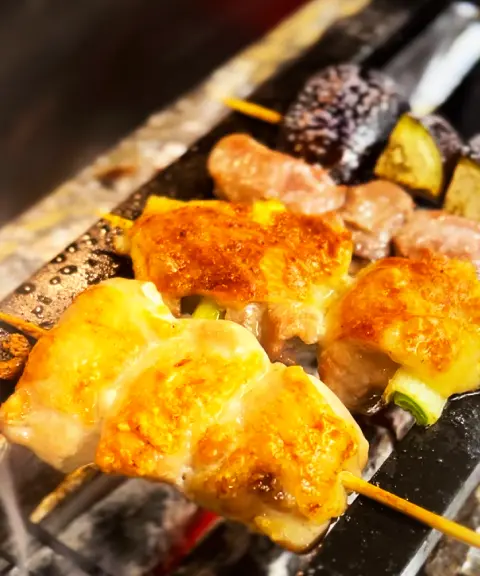 CONCEPT 本気の焼き鳥は、肩の力を抜いて味わうもんや。本格的を、気軽に。